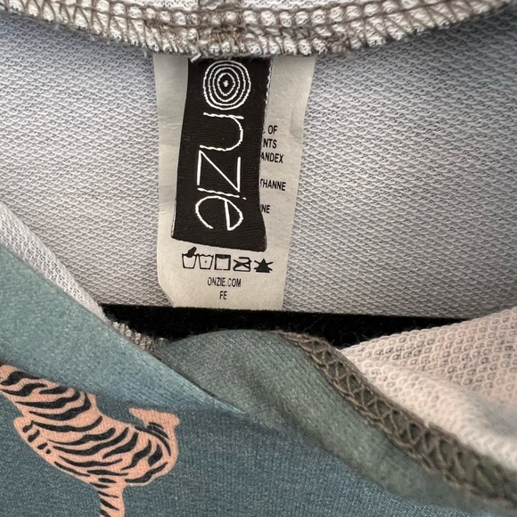 NWT Onzie tiger print cropped long sleeve hoodie and relaxed joggers set - Picture 8 of 16